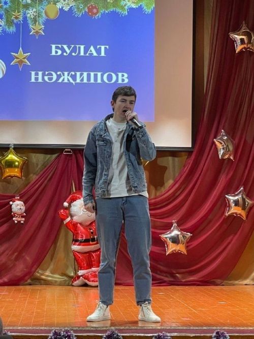 Ор авылы клубында «Яңа елның йолдызлары яктырак яна» дип исемләнгән театральләштерелгән тамаша булган