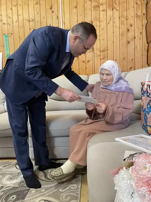 Мөхтәрәм мөгаллимә Мөнҗия Гариповага  95 яшь тулды