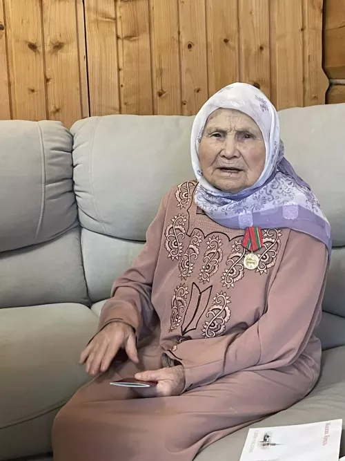Мөхтәрәм мөгаллимә Мөнҗия Гариповага  95 яшь тулды
