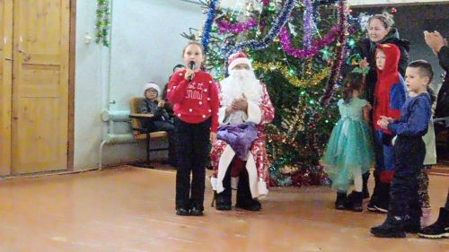 Көшкәтбаш үзенең нәниләрен чыршы янына җыйды