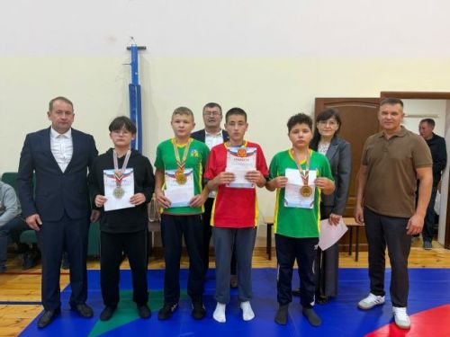 Галимуллин Рафил истәлегенә көрәш буенча турнир узды