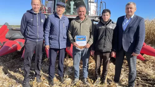 Балтачта кукурузны бөртеккә сугуда нәтиҗәле эшләүчеләргә вымпел тапшырдылар