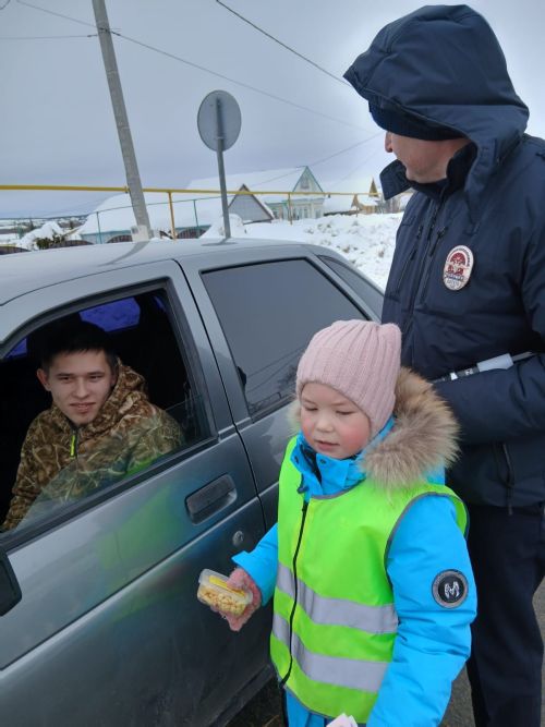 Яңгул авылында балалар машина йөртүчеләргә хатлар өләште