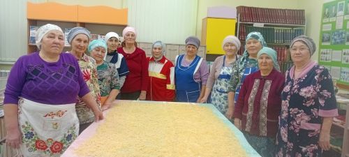 Борнакның «Сәйлән» клубына йөрүчеләр  егетләргә дип өй токмачлары кистеләр