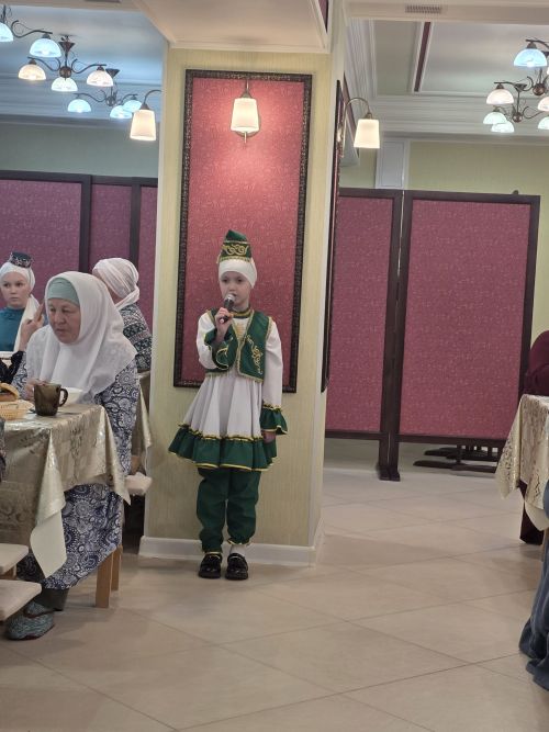 Сәнгать мәктәбе кызлары матур итеп мөнәҗәтләр җырлый