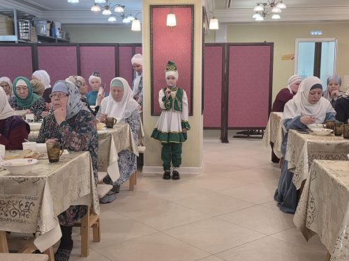 Сәнгать мәктәбе кызлары матур итеп мөнәҗәтләр җырлый