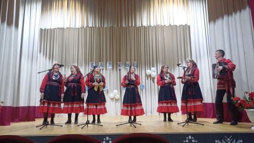Одӥг сцена вылын — пӧртэм калыкъёс
