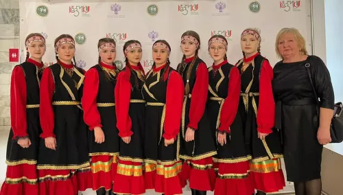 Одӥг сцена вылын — пӧртэм калыкъёс