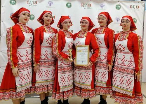 Одӥг сцена вылын — пӧртэм калыкъёс