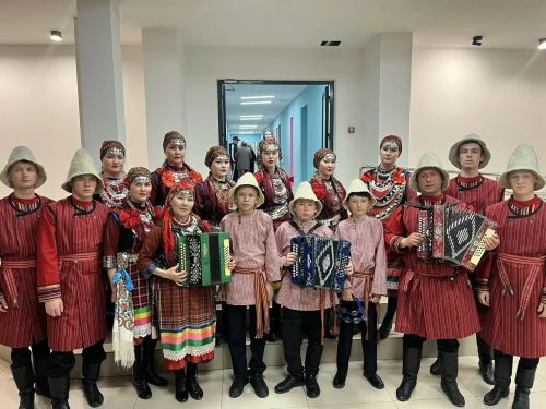 Одӥг сцена вылын — пӧртэм калыкъёс