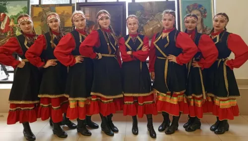 Одӥг сцена вылын — пӧртэм калыкъёс