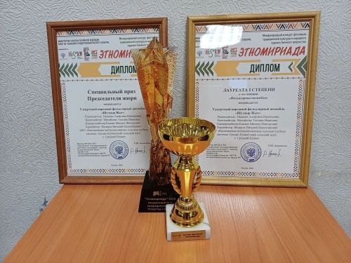 Одӥг сцена вылын — пӧртэм калыкъёс