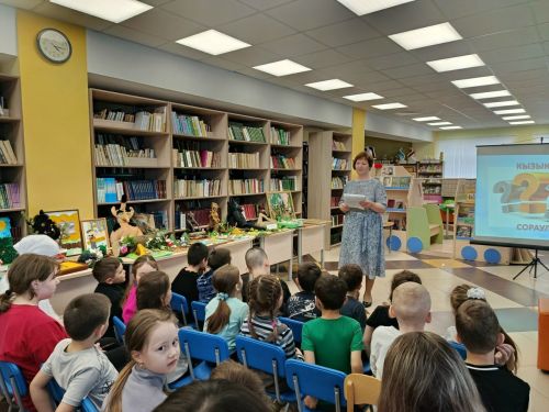 5нче номерлы балалар бакчасының мәктәпкә әзерлек төркеме Үзәк китапханәдә кунакта