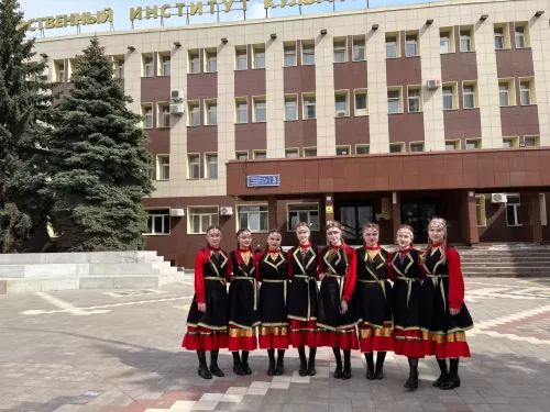 Одӥг сцена вылын — пӧртэм калыкъёс
