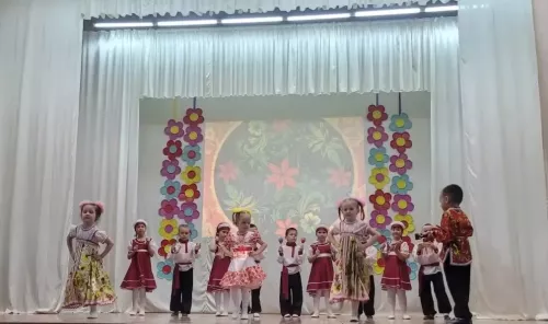 Нөнәгәр авылы мәдәният йортында «Бердәмлектә - безнең көчебез» дип аталган зур концерт булды