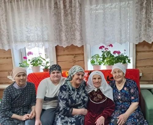 Рауза Сабирова: «Итәгемне тутырып үстергән оныкларым, оныкчыкларым янәшәсендә мин үземне бик бәхетле сизәм»