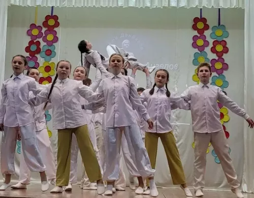 Нөнәгәр авылы мәдәният йортында «Бердәмлектә - безнең көчебез» дип аталган зур концерт булды