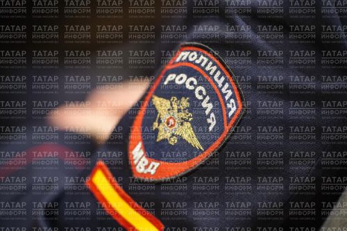 Полиция хезмәткәрләре бер кызны кыйнаган кешене эзли