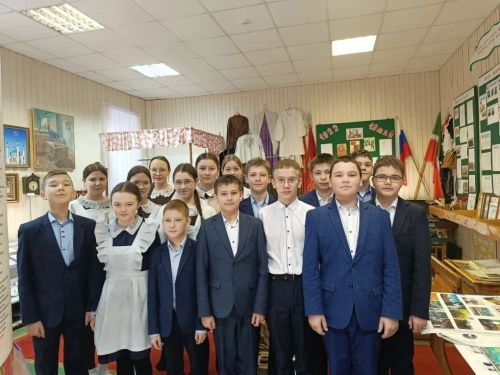 Дүшәмбе иртәләре гимн белән башлана