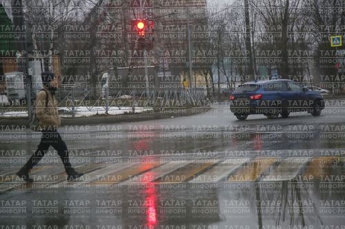 Юлны светофорның кызыл утына йөгереп чыккан ике кызны бәрдергәннәр