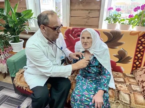 Табиб пациентларның өйләрендә булып, сәламәтлекләре белән кызыксынды