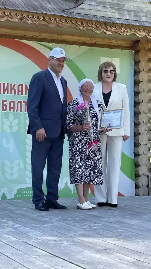 Балтачта социаль хезмәткәрләр тәбрикләнде