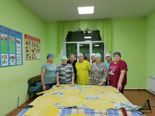 Нөнәгәр волонтерлары чәй тутырган, токмач кискән