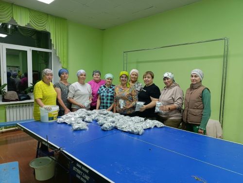 Нөнәгәр волонтерлары чәй тутырган, токмач кискән