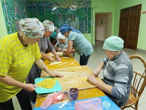 Нөнәгәр волонтерлары чәй тутырган, токмач кискән