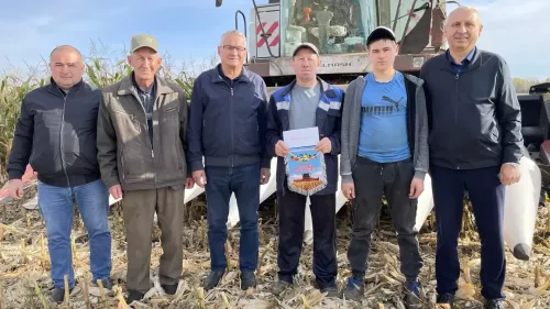 Кукурузны бөртеккә алуда иң югары күрсәткечләргә ирешкән комбайнчыларга вымпеллар тапшырылды