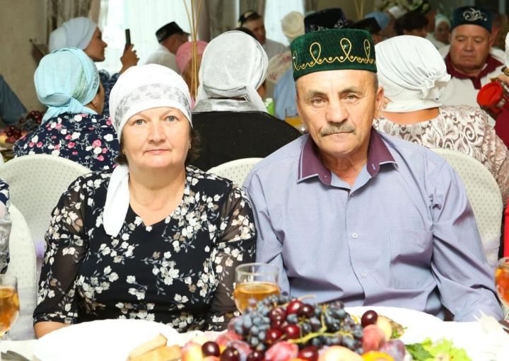 Нөнәгәр авылында гомер итүче кадерле әтиебез, яраткан бабабыз ФӘНИЛ ҖӘВИТ улы ШАКИРОВның 1 октябрь көнне гомер бәйрәме— 65 яшьлек юбилее белән котлыйбыз!