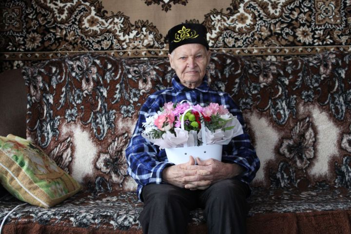 Карадуган авылында яшәүче мөхтәрәм каләм иясе, остазыбыз, озак еллар "Хезмәт"ебездә баш мөхәррир урынбасары булып эшләгән Рәфыйк Кәламетдин улы Шәрәфиевның бүген 85 яшьлек олуг юбилее