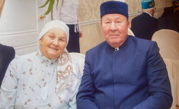 Хөрмәтле Мулланур Фахрутдинович!  Сезне чын күңелдән 70 яшьлек олуг юбилеегыз белән котлыйбыз һәм йөрәк түрендәге ихлас теләкләребезне җиткерәбез