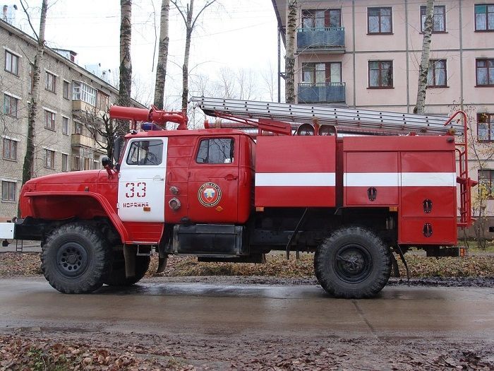 Пожарные в Казани не могут снять человека с балкона горящей квартиры из-за припаркованных машин