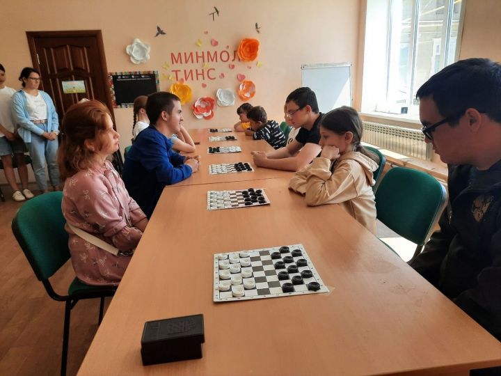 «Факел»  клубында кемнәр өчен шашка буенча турнир узган? (фото)