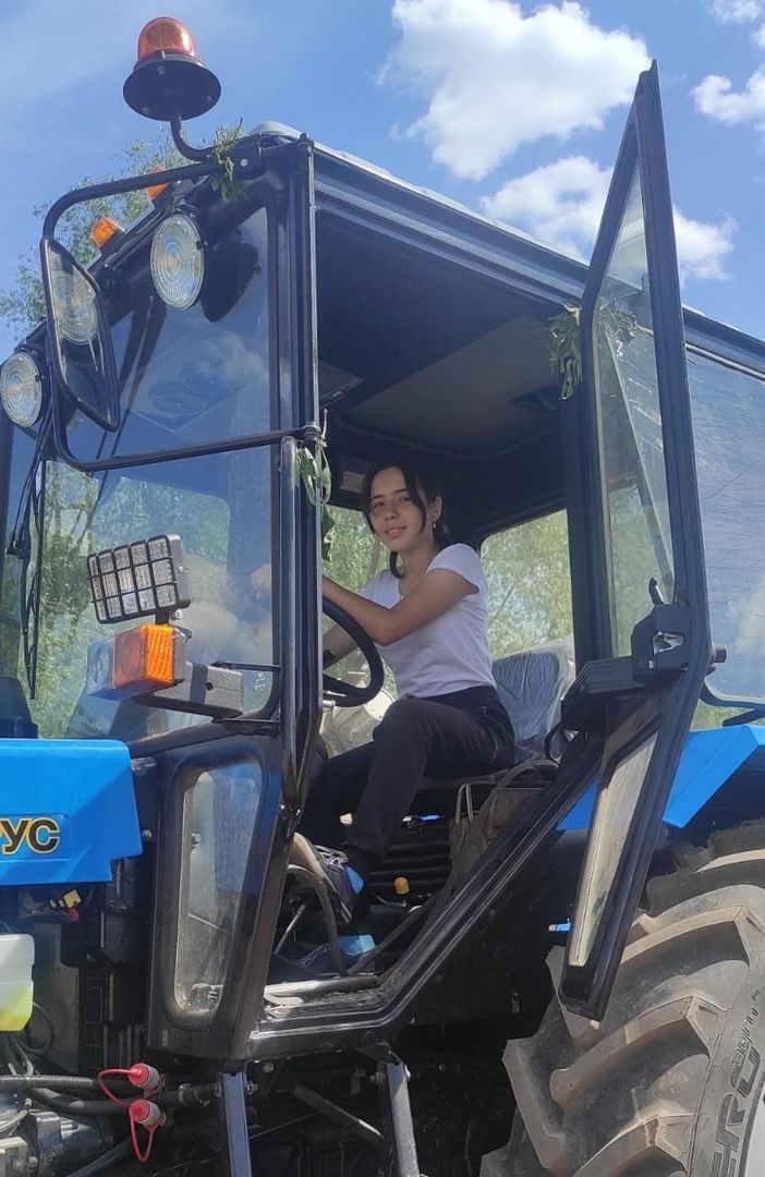 Гөлия Хафизова  ни өчен тракторга утырган?