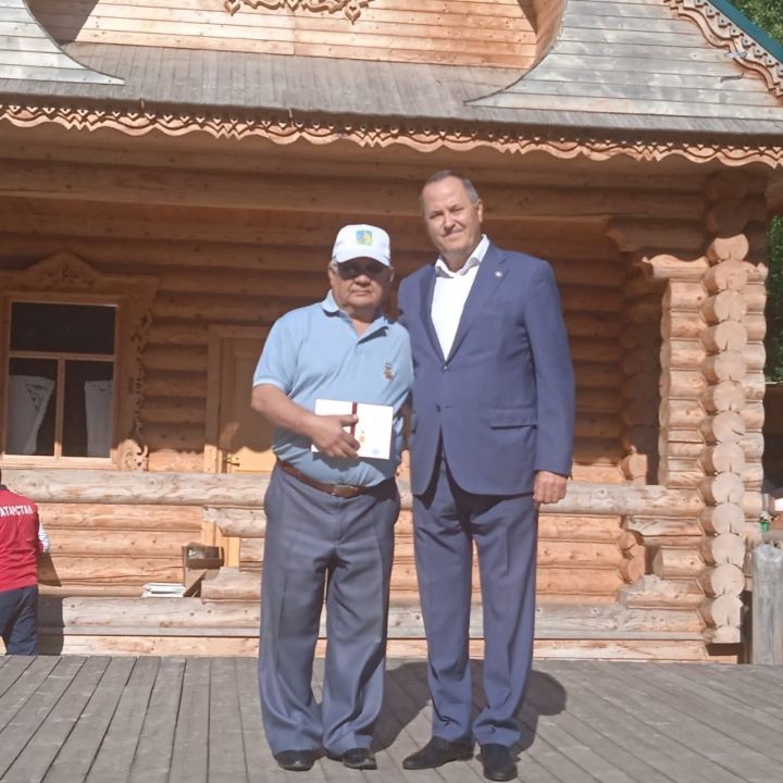 Физ­куль­ту­ра­­чы­лар кө­не киң масштабта билгеләп үтелде (бик куп фото)