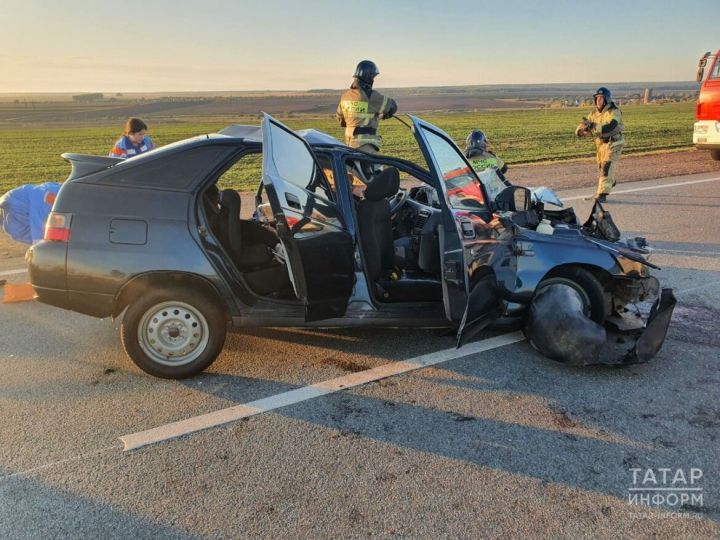 «Лада» машинасы автобус белән бәрелешкән