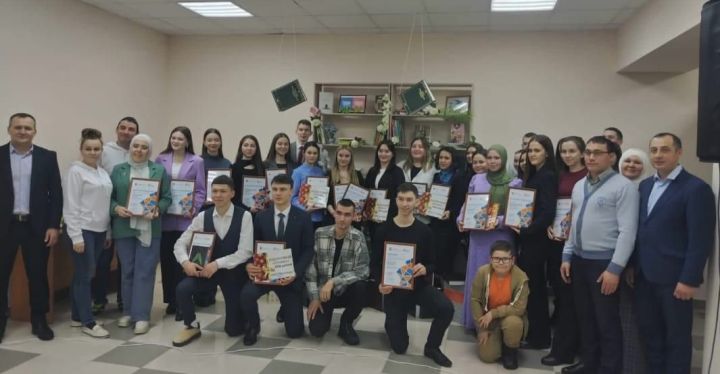 Бөрбаш авыл китапханәсендә районыбызның яшьләре белән җанлы очрашу уздырылды (фото)