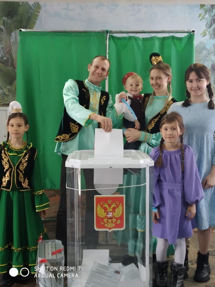 Җиһаншиннар сайлауга милли киемнәрдән килде (фото)
