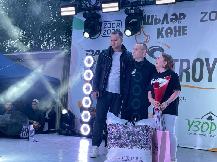 Балтачтан Нәҗиповлар министр кулыннан бүләк алды