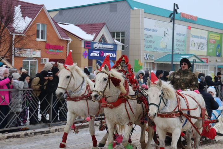 Яңа ел барыбызга да китерсен бәхет, шатлык!