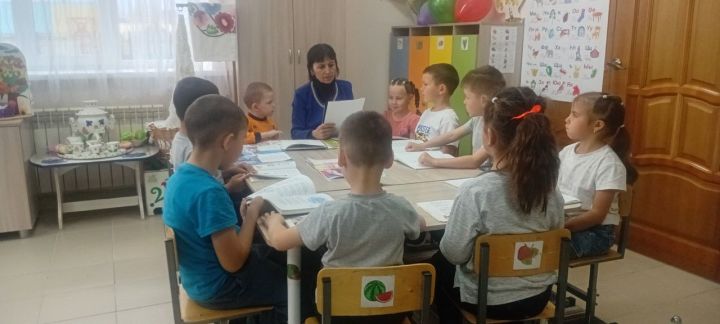 Борнак балалар бакчасында «Әтиләр - гаилә һәм ил терәге» исемле тәрбия сәгате үткән