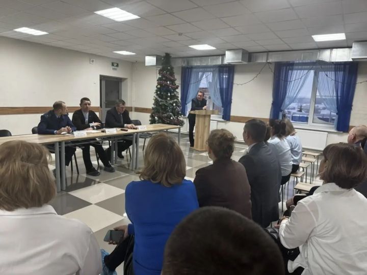 Аграр көллияттә балигъ булмаганнар белән эшләү һәм аларның хокукларын яклау комиссиясенең киңәйтелгән утырышы узды