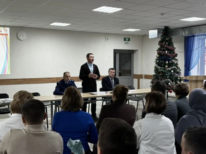 Аграр көллияттә балигъ булмаганнар белән эшләү һәм аларның хокукларын яклау комиссиясенең киңәйтелгән утырышы узды