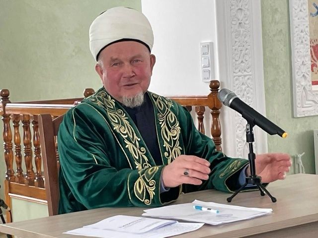 Җәлил хәзрәт Фазлыев: «Яңа ел белән котлау – алдагы 365 көнең матур булсын, дип теләү ул»