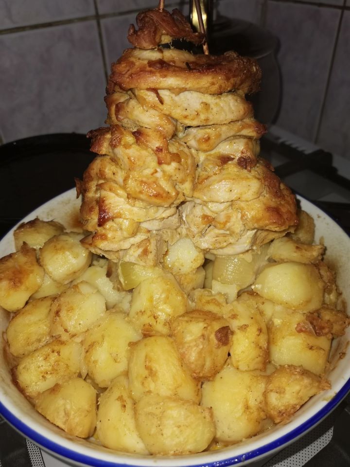 Альбина Салихова ифтарга тәмлүшкә тәкъдим итә