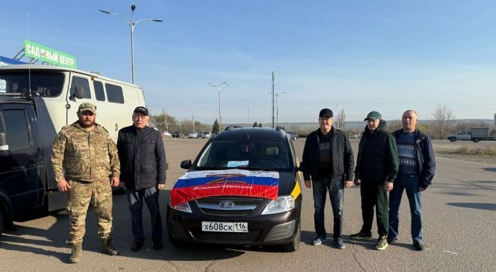 Махсус хәрби операция зонасындагы егетлдәргә УАЗ һәм Ларгус машиналары тапшырдылар