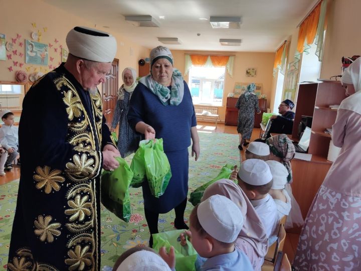Бөрбаш сабыйларын кем сөендергән?