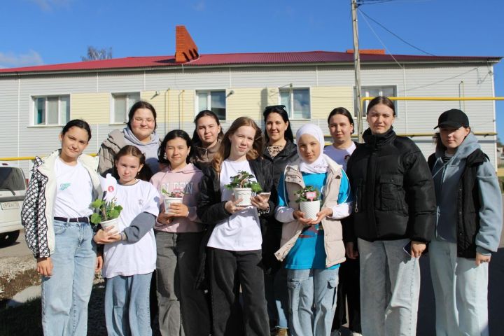 Балтачта «Мәрхәмәтле Балтач» игелек үзәге волонтерлары СМУ микрорайоны өлкәннәрен бәйрәм белән котлады